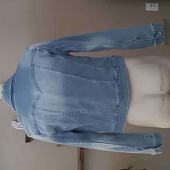 Cropped Jean Jacket - Picture 4 of 7